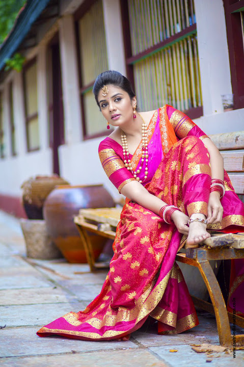 Anchor Sreemukhi in Pink Half Saree