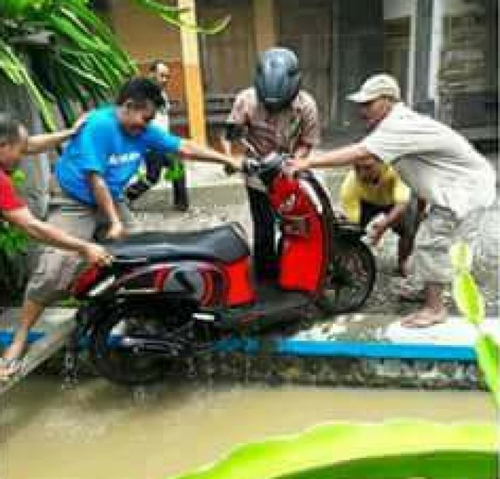 Gara-Gara Main HP Saat Bawa Motor, Gadis Ini Pun Nyebur ke Sungai Gara-Gara Main HP Saat Bawa Motor, Gadis Ini Pun Nyebur ke Sungai