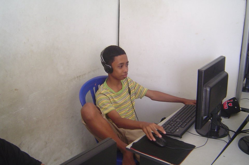 Преимущества интернет кафе. Мебель для интернет кафе. Warnet racing. Warnet. For warnet.