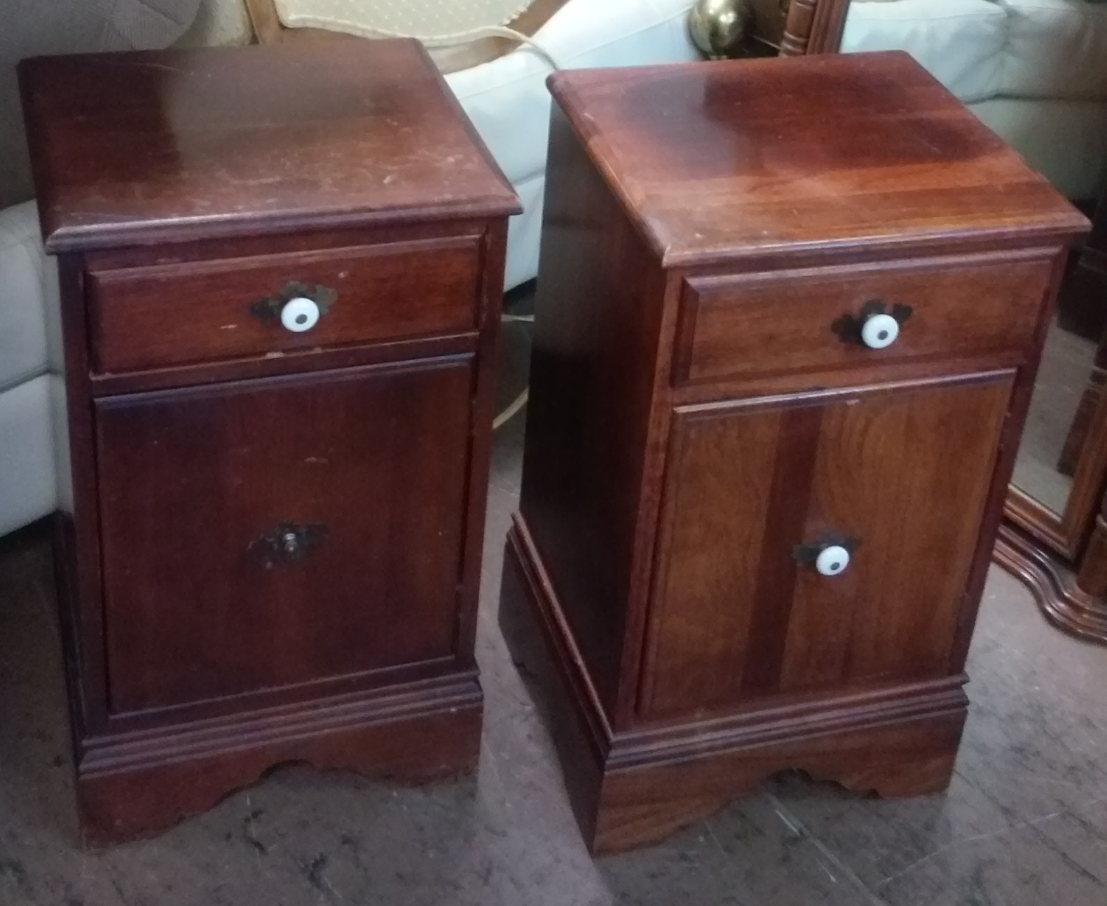 UHURU FURNITURE & COLLECTIBLES SOLD Country Mahogany 15" Wide