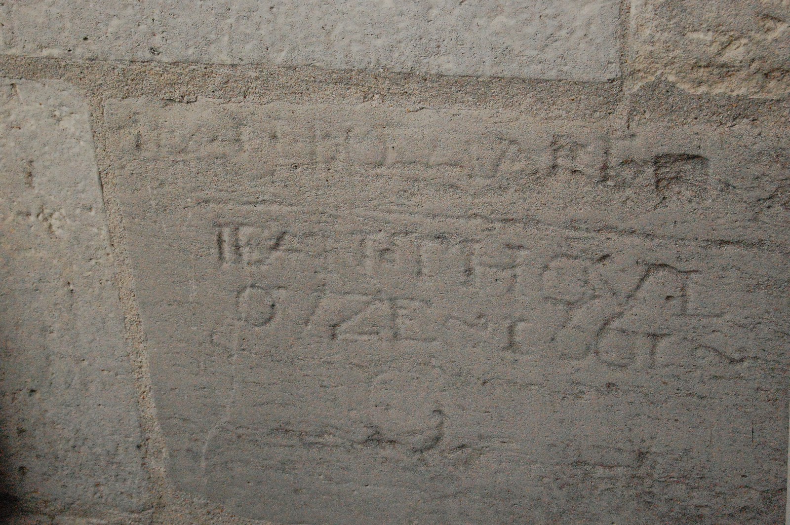 надписи на стенах софийского собора в киеве. надписи на стенах храма. граффити софийского собора в киеве. троице-сергиева лавра вилочковыйкрест. граффити спасо преображенский собор переславль залесский граффити.