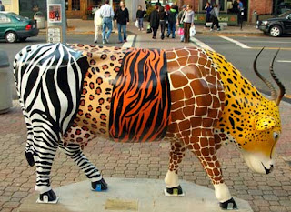 Esculturas muy coloridas de vacas.