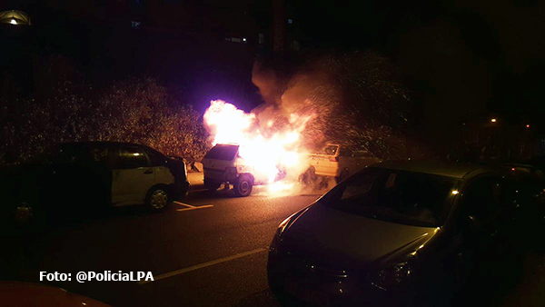Incendio de un coche, posiblemente provocado, en Las Palmas de Gran Canaria