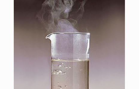Стакан кипящей воды. Испарение воды в стакане. Горячая вода в стакане. Кипение воды в стакане. Стакан теплой воды.