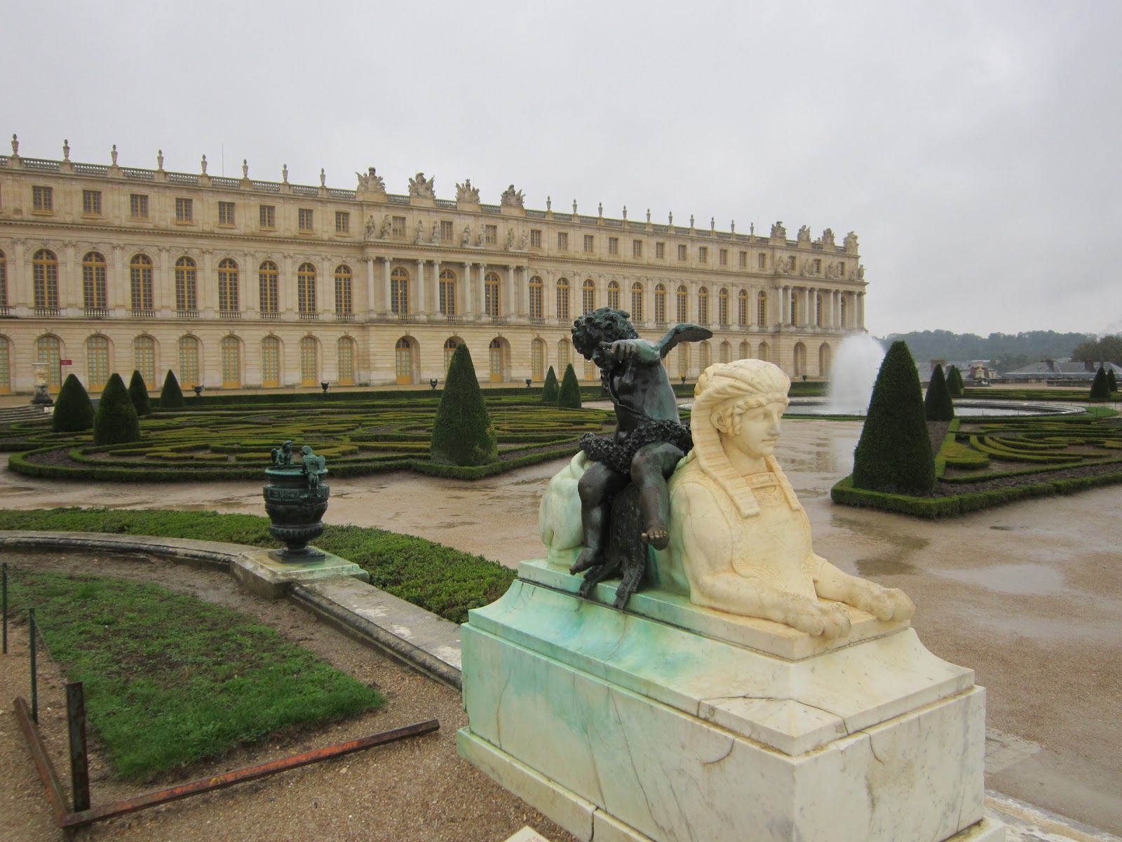 Покорение версаля. Дворец в Версале сверху. Маленький Версаль Франция. Версальский дворец, Франция. «Афина учит людей созданию скульптур». Как выглядит Версаль сейчас.