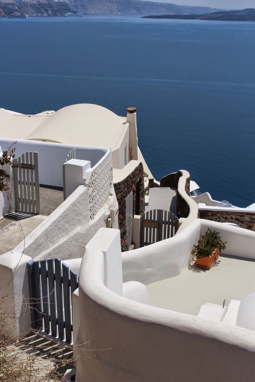 Oia and Pezoules: Where to stay on the Island of Santorini