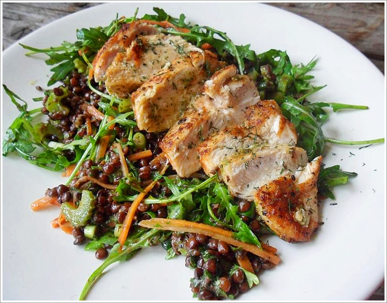 Vitaminsalat mit Linsen und gebratener Hähnchenbrust