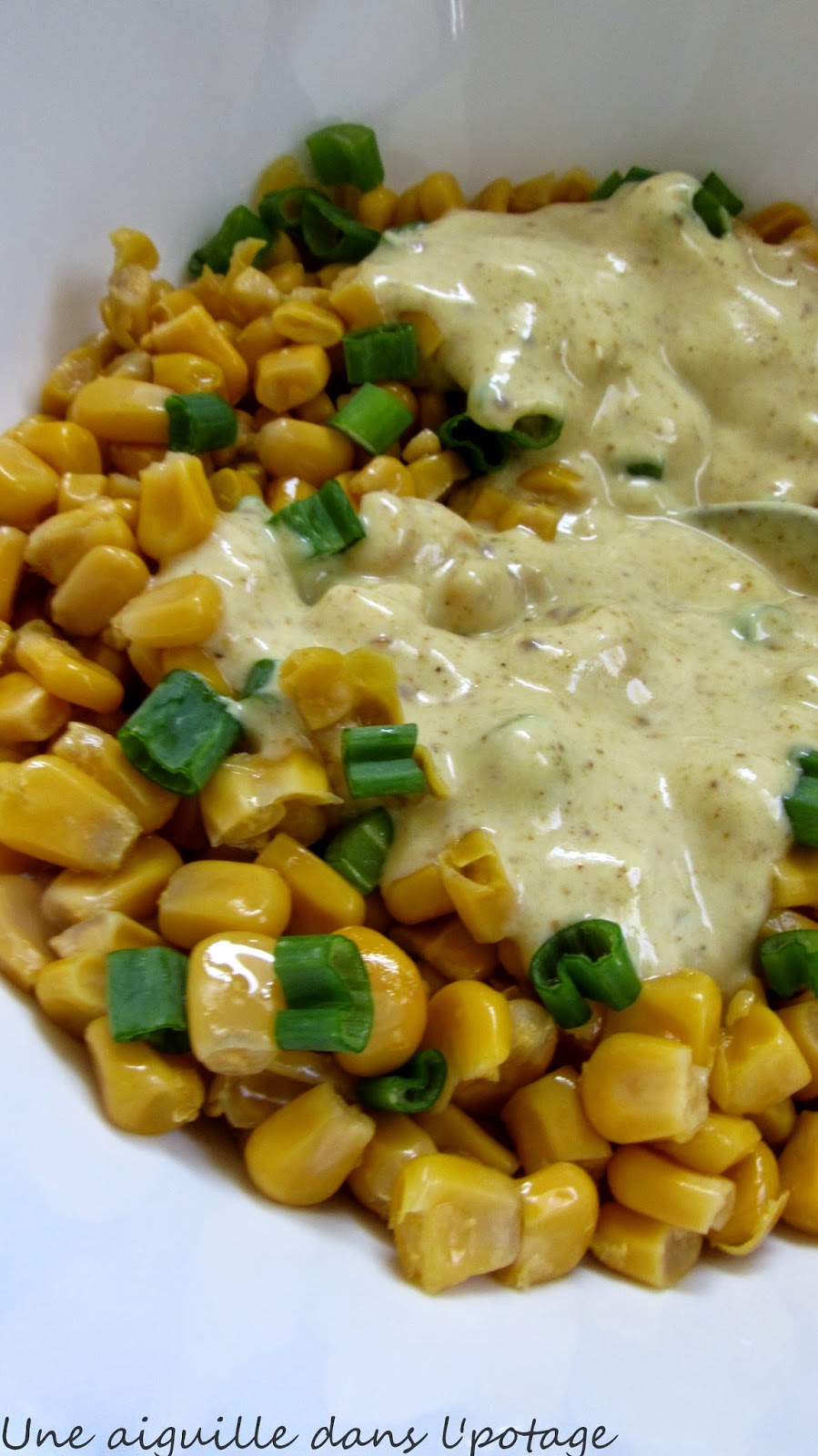 une aiguille dans l&amp;#39; potage: Salade de maïs , sauce crémeuse au curry