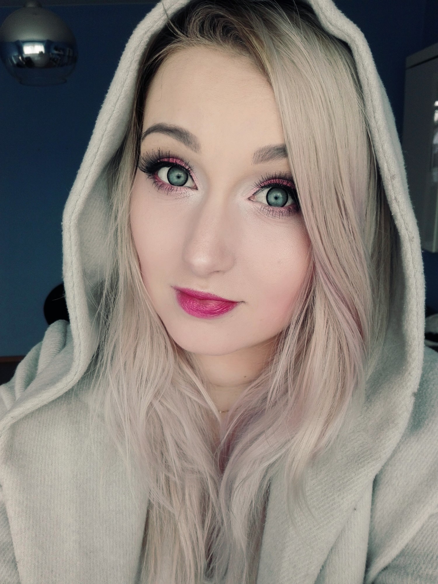 Szary dodatek do makijażu jakim są soczewki Clover