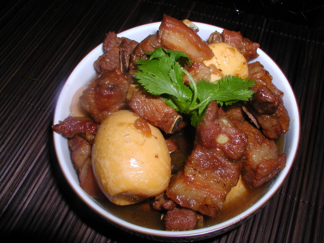 Thit kho hot vit (Poitrine de porc braisée à l'œuf de canard)