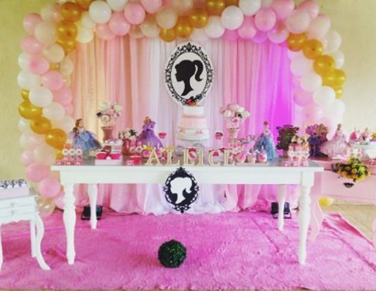 decoracion con globos de barbie