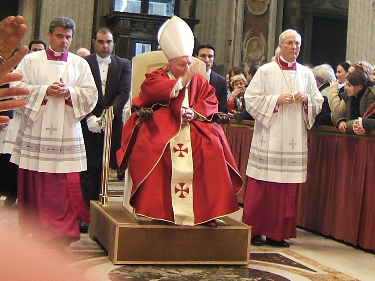 вера римско-католической церкви. месса в католической церкви. папа римский косплей. мюнхен кафедральный собор. вероисповедание католиков.