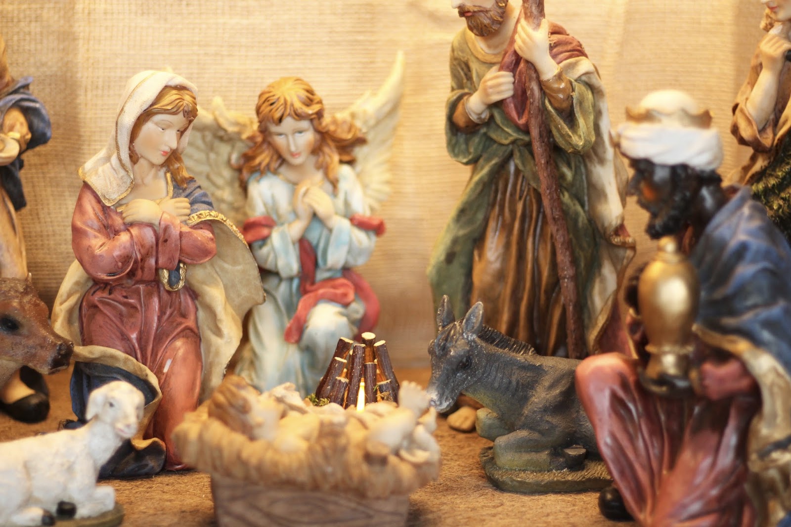 Selbst gebaute Weihnachtskrippe mit Figuren aus Polyresin oder Kunstharz: Maria und der Engel