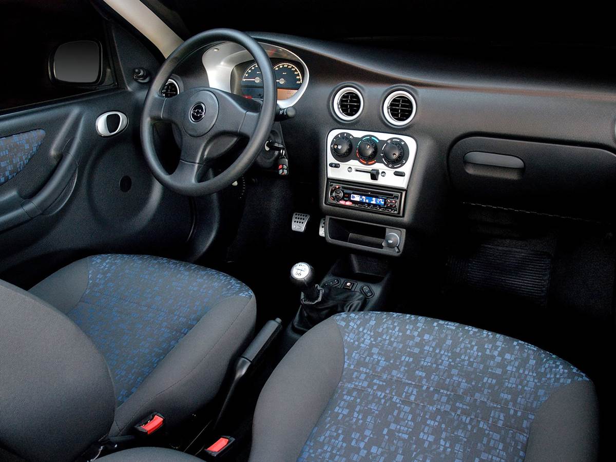 Chevrolet Celta 2000 - interior