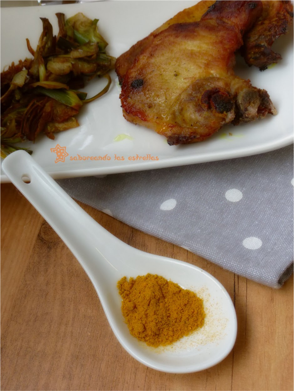 Chuletas de aguja de cerdo al garam masala, sirope de arce y chips de alcachofas