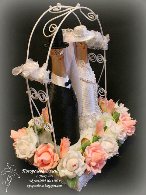 Свадебная цветочно-конфетная композиция с парой из шампанского — МК, праздничное оформление шампанского, подарки на свадьбу своими руками, как оформить шампанское на свадьбу своими руками, свадебная одежда для шампанского, свадебное оформление шампанского масткр-класс пошаговый,