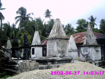 Makam di pulau Marampit