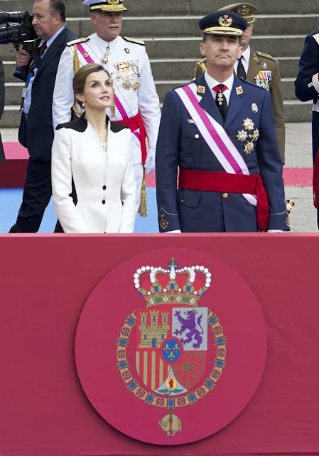 King Felipe and Queen Letizia attended the Armed Forces Day Homage 2016 (Día de las Fuerzas Armadas) in Madrid. Queen Letizia wore Felipe Varela dress, Magrit Shoes, Spring Summer 2016 dress