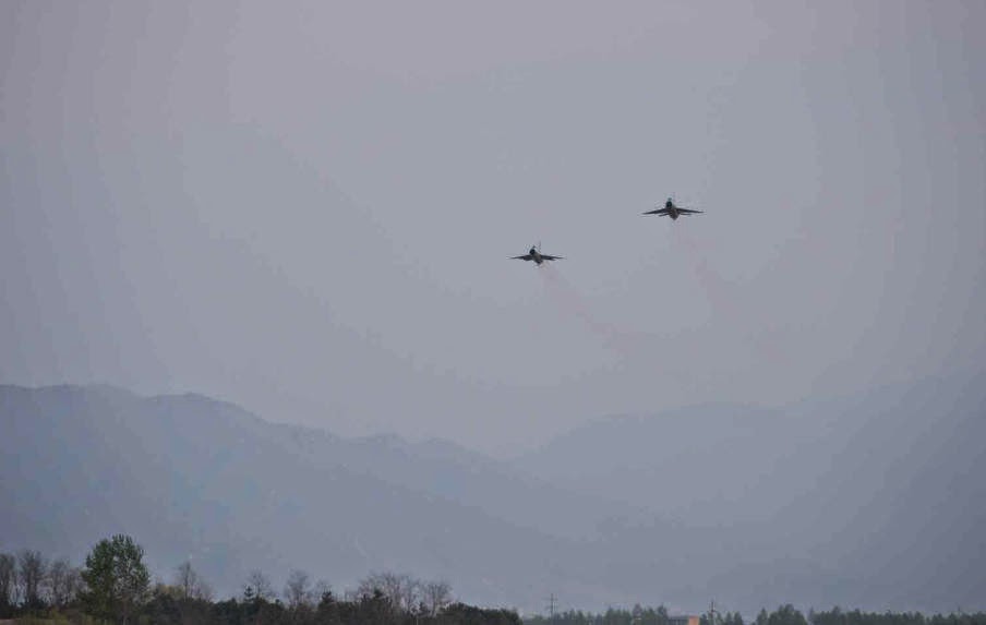 Kim+Jong-un+guiding+Air+Force+MiG-21+during+flight+training+5.jpg