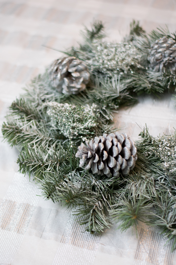 40 cool diy decorating ideas for christmas front porch N I C H O L L E S O P H I A: DIY Christmas Wreath