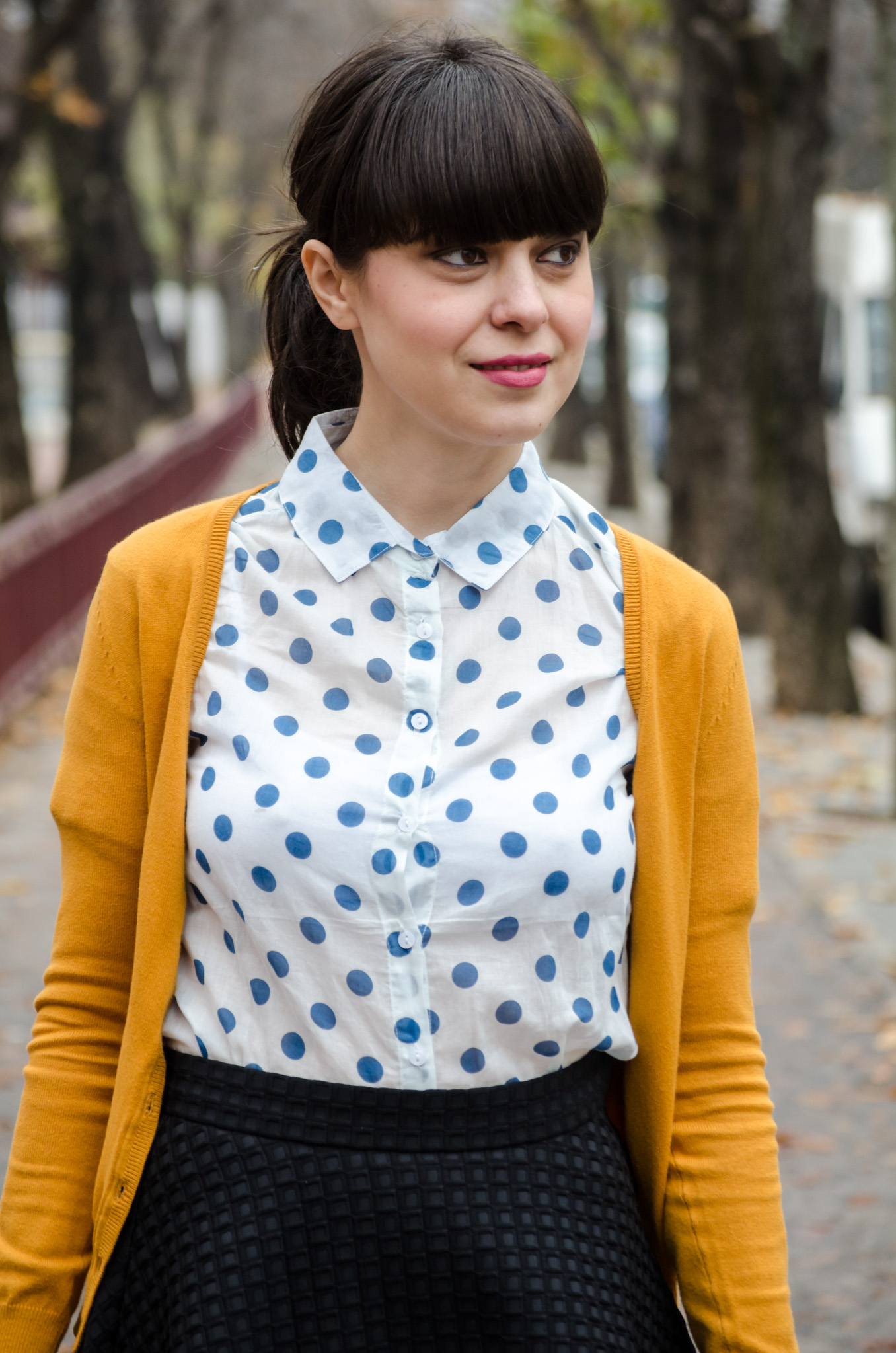 black midi skirt h&m mustard high heels poema cobalt blue clutch new yorker blue dots shirt dotty sweater c&a