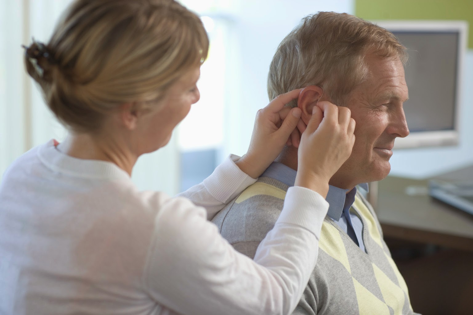 Заболевания слуха и зрения. Люди с нарушением слуха. Пациент с нарушением слуха. Реабилитация слуха. Реабилитация пациентов с нарушением слуха.
