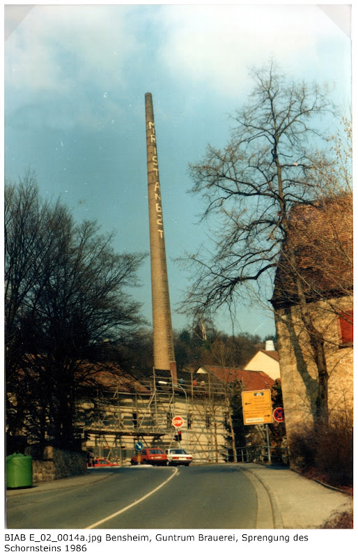 BIAB_E_02_00014a: Bilder der Sprengung des Schornsteines, Brauerei Guntrum, Bensheim 1986, Quelle: Norbert Clara, Bensheim