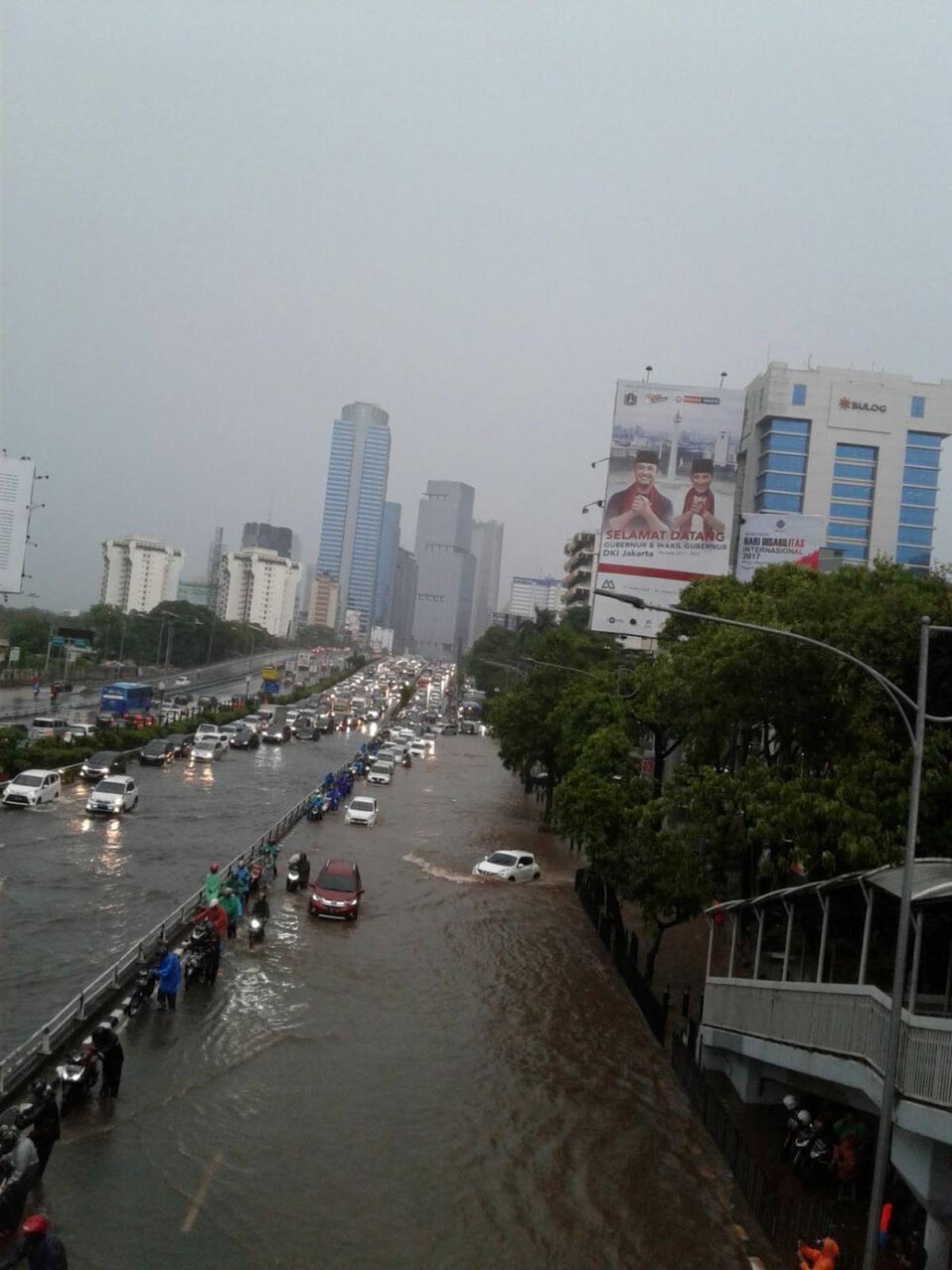 Banjir Kepung Jakarta, Ditanya Wartawan Sandiaga Uno Hanya Bilang Begini....