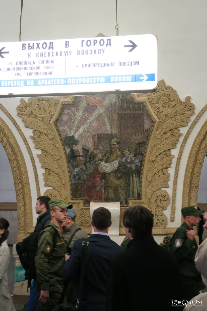 Станция киевская выходы. Киевская (станция метро, кольцевая линия). Станция метро комсомольская кольцевая указатели. Станция метро киевская кольцевая кольцевая линия. Схема станции метро автозаводская с выходами.