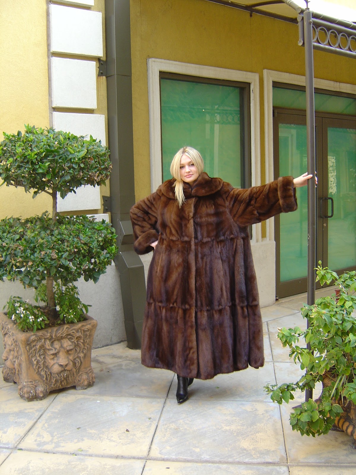 Fur Coat: Marvellous mink fur coat