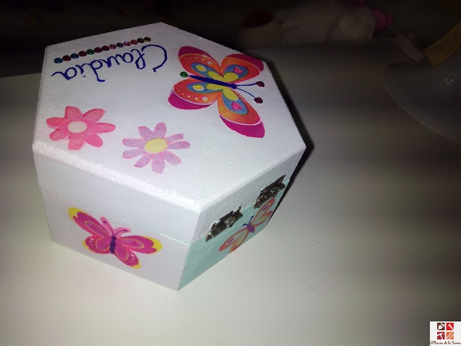 caja de madera pintada a mano