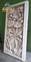 Gambar relief tempelan dinding motif sembilan ikan koi dengan variasi bunga lotus yang dibuat dari batu alam paras jogja atau batu putih gunungkidul