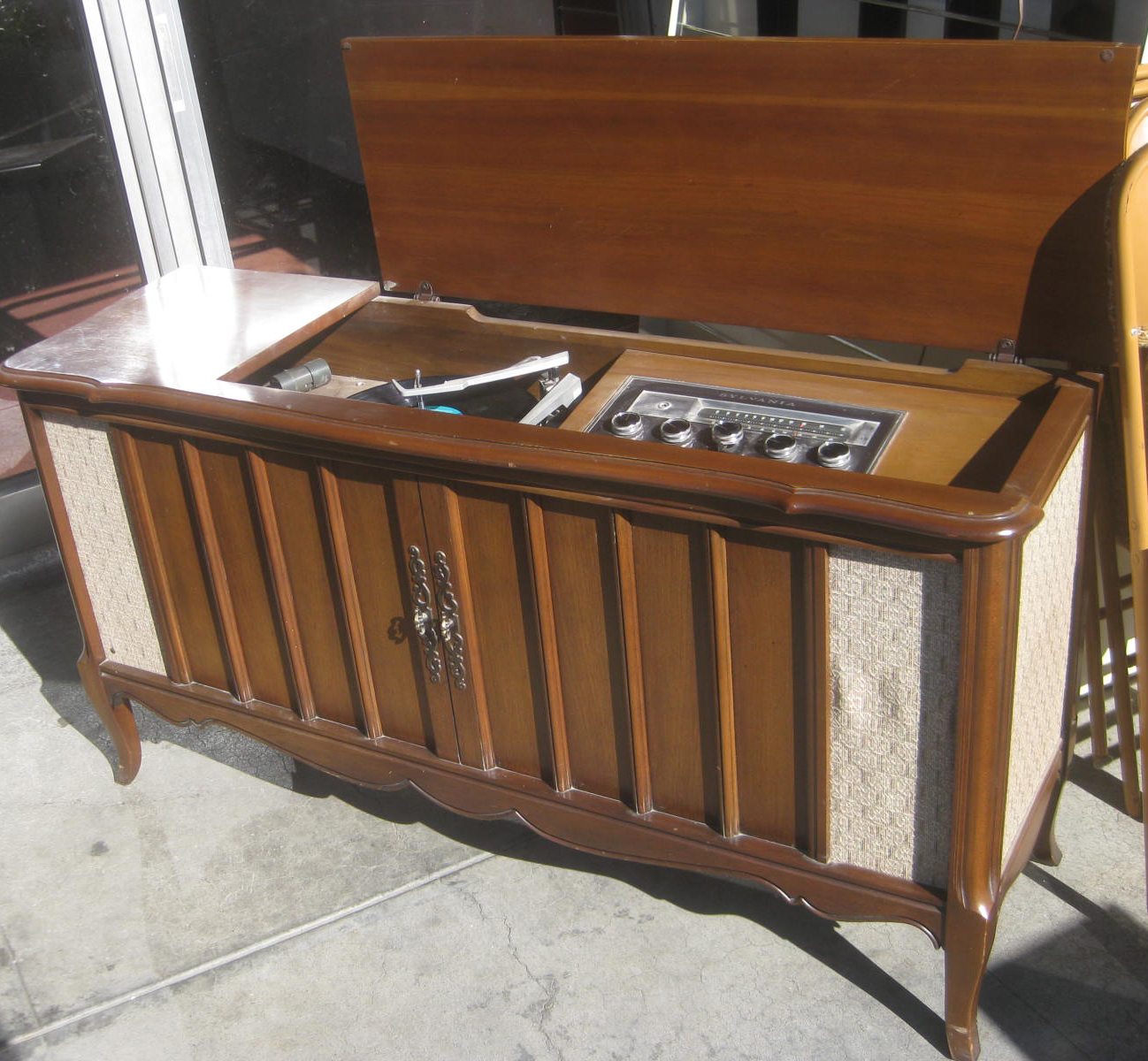 UHURU FURNITURE & COLLECTIBLES: SOLD - Retro Stereo Console w