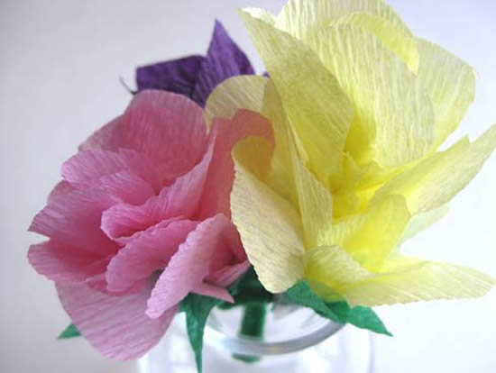 OS MELHORES ARTESANATOS: Como fazer flor de papel crepom passo a passo