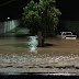 Chuva alaga avenida de Serrinha e carros ficam submersos