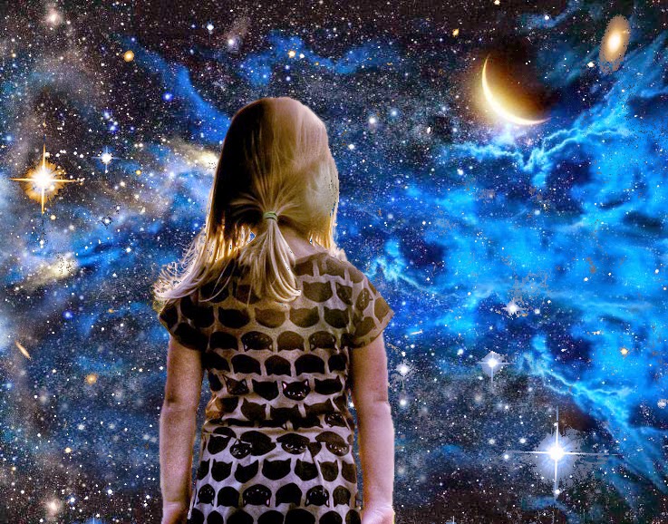 Una niña contemplando el universo.