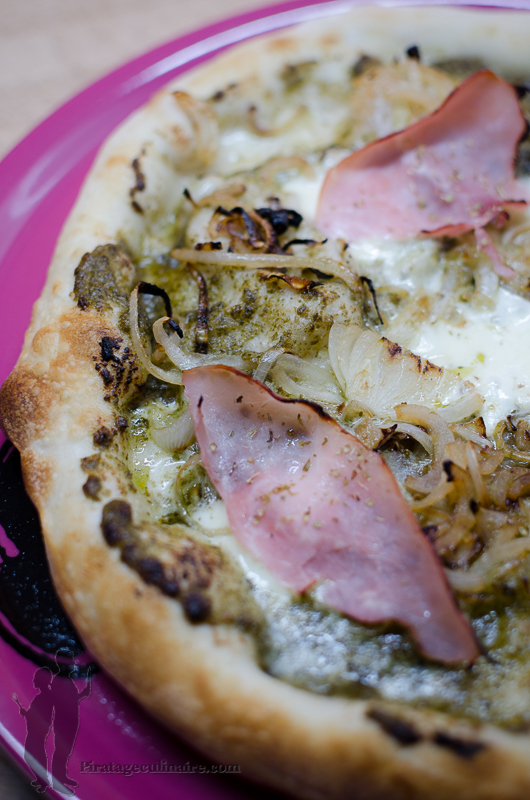 Pizza au pesto verde, aux oignons et au jambon Piratage Culinaire