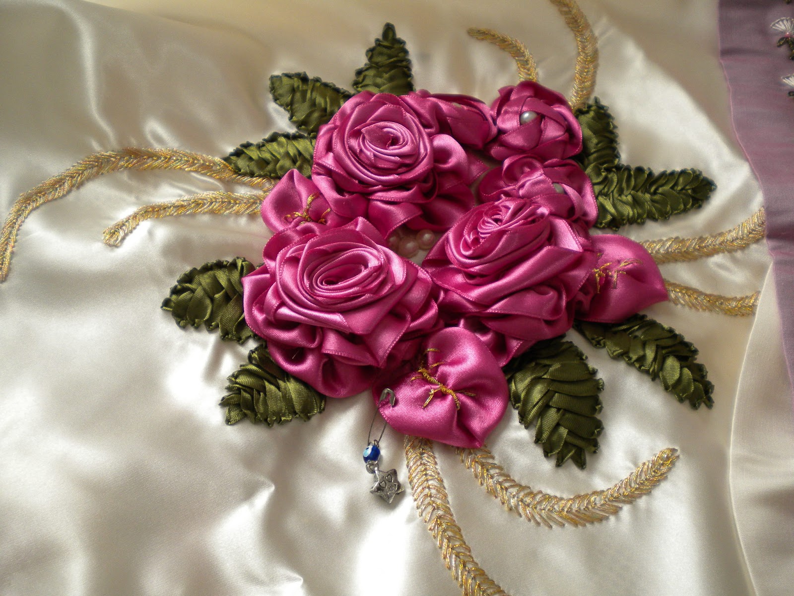 Красивых роз лентами. Вышивка лентами розы. Розы с лентой. Изделия с вышивкой лентами. Вышивка лентами розы и бутоны.