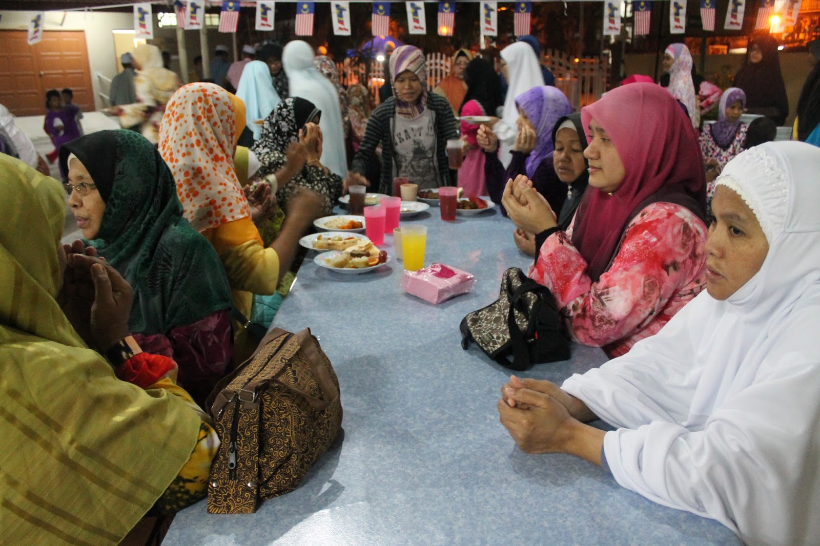 MASJID AL-AZHARIAH: Aktiviti Masjid - JAMUAN HARI RAYA AIDIL FITRI 2013