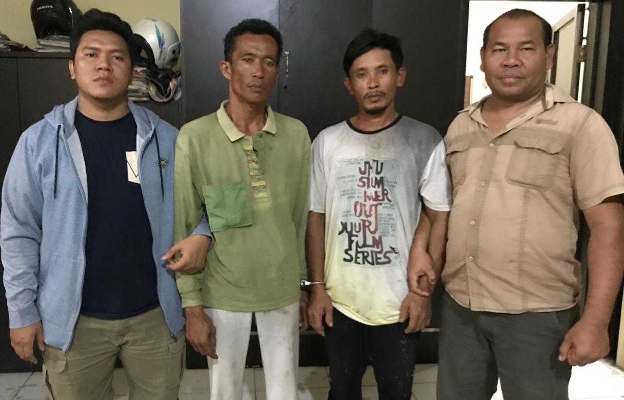 Kedua tersangka yakni Budi Samosir (40) dan Rusli (42) berikut barang buktinya saat diamankan di Mako Polres Tanjungbalai.  Kedua tersangka yakni Budi Samosir (40) dan Rusli (42) berikut barang buktinya saat diamankan di Mako Polres Tanjungbalai.
