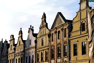 the crowning of the houses in the north east of the square, telc