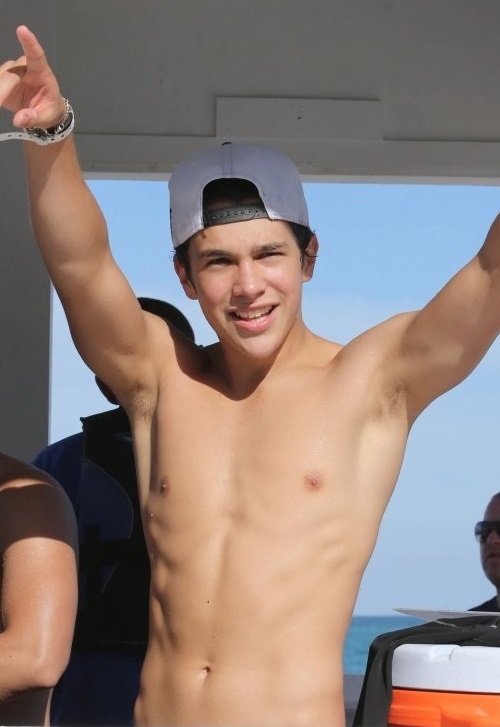 Austin-Mahone-Sighting-in-Miami-02.jpg