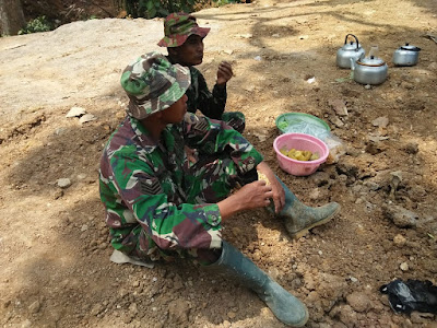 16 HARI PELAKSANAAN TMMD GETHUK DAN UBI REBUS MASIH MENJADI MAKANAN FAVORIT SATGAS