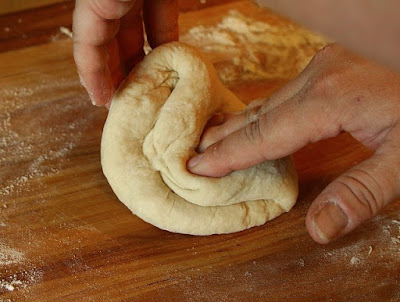 Amasar masa para hacer pan de ajo en la cocina de la abuela