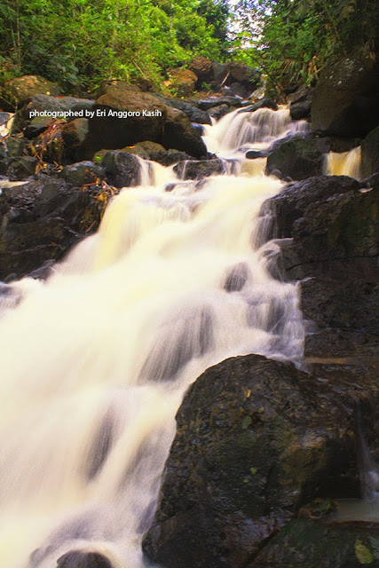 Curug yang lebih tinggi ke arah kanan Curug yang lebih tinggi ke arah kanan