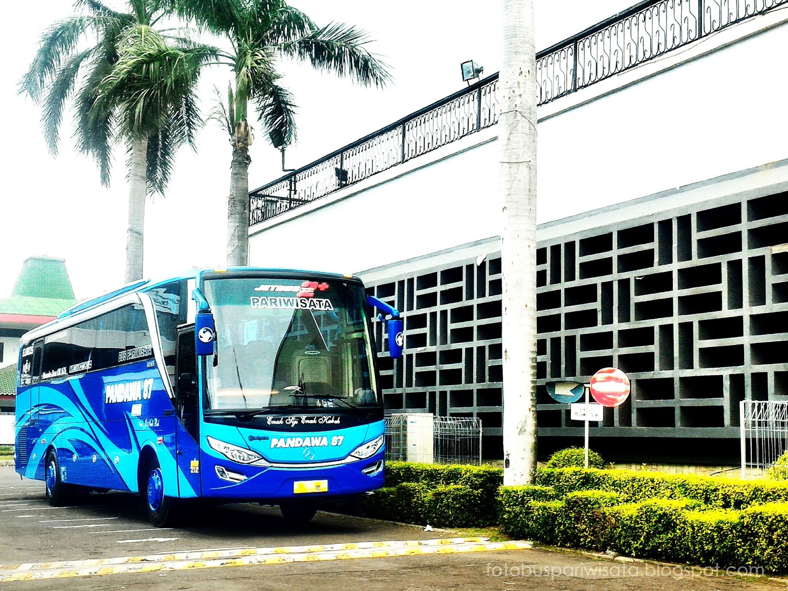 Biru Langit: Eksplorasi Dunia Pariwisata dengan Bus Mewah Berwarna Biru