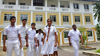 அரச பாடசாலைகளின் வெள்ளை நிற ...