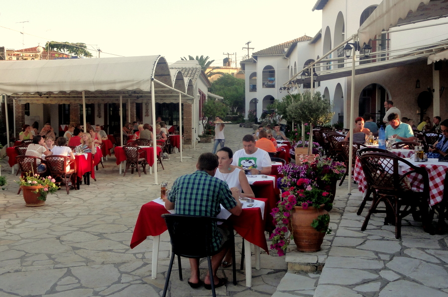 Corfu, Greece: The many Cafes, Bars and Restaurants in Gouvia Resort
