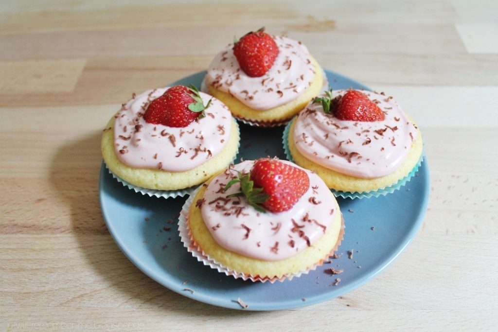 Joghurt Cupcakes mit Erdbeer-Frischkäse Topping. | You will remember me