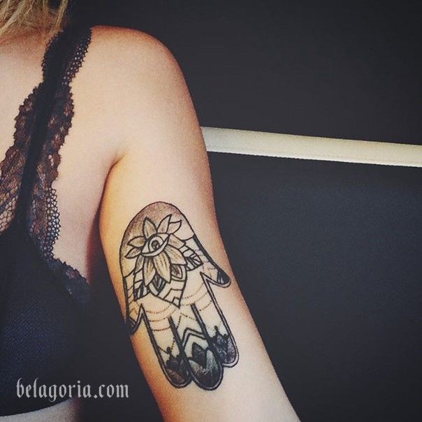 Foto de un Tatuaje con la Mno de Fatima